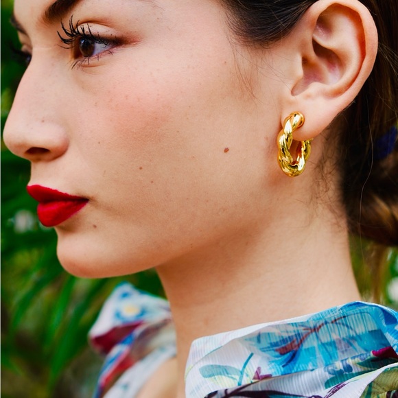Elegant Gold Hoop Earrings - Picture 1 of 1